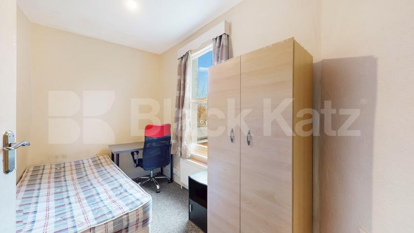 High ceilings, good storage space, modern kitchen & mins from tube Willoughby Road, Turnpike Lane